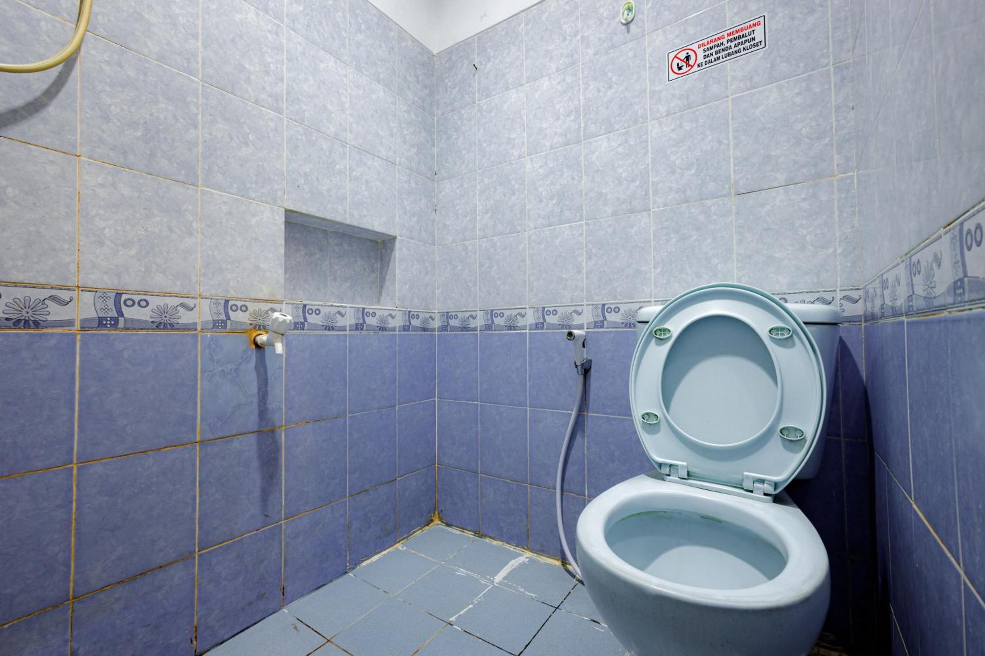 J&B Rooms Tomang Jakarta Mitra Reddoorz Exterior photo