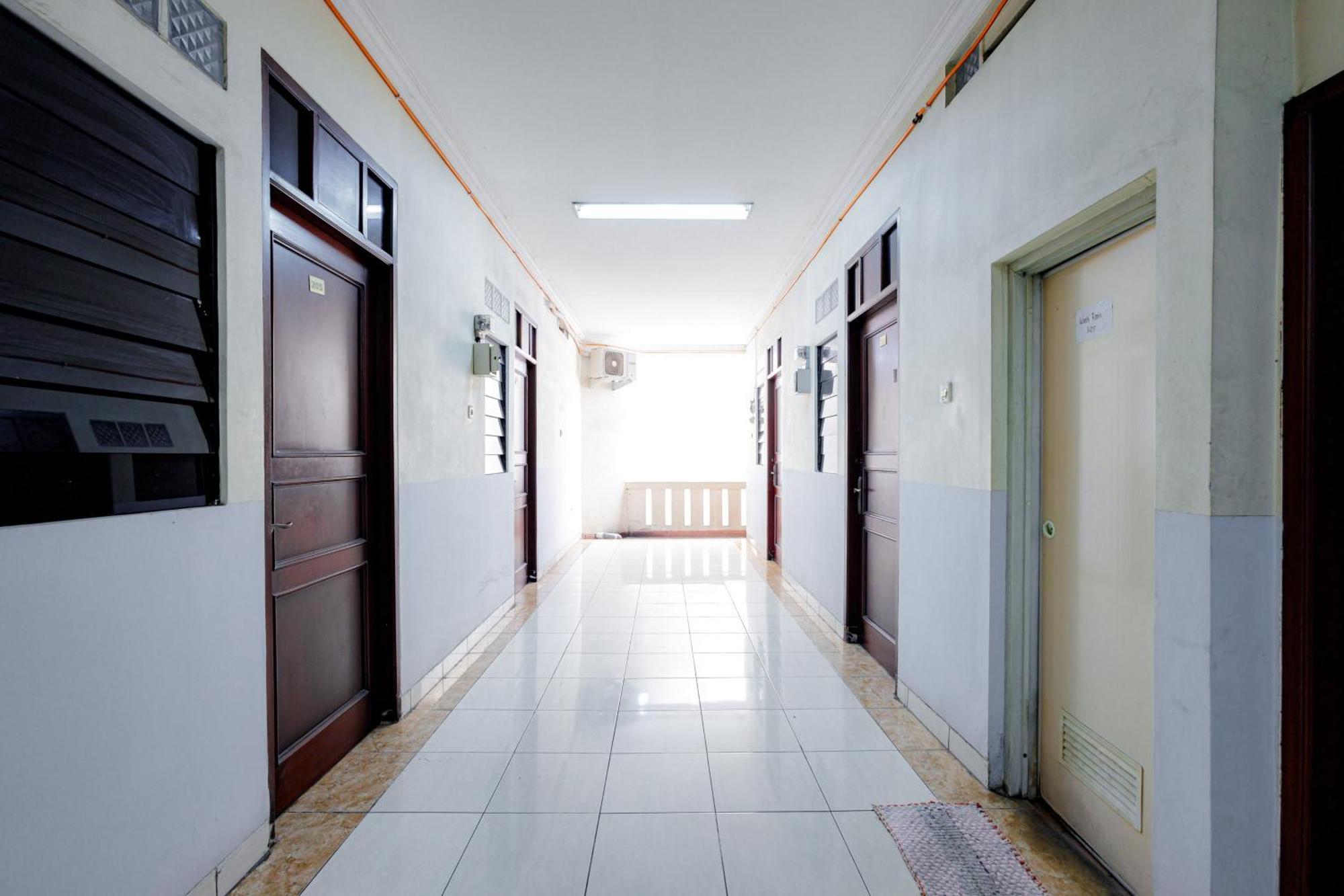 J&B Rooms Tomang Jakarta Mitra Reddoorz Exterior photo